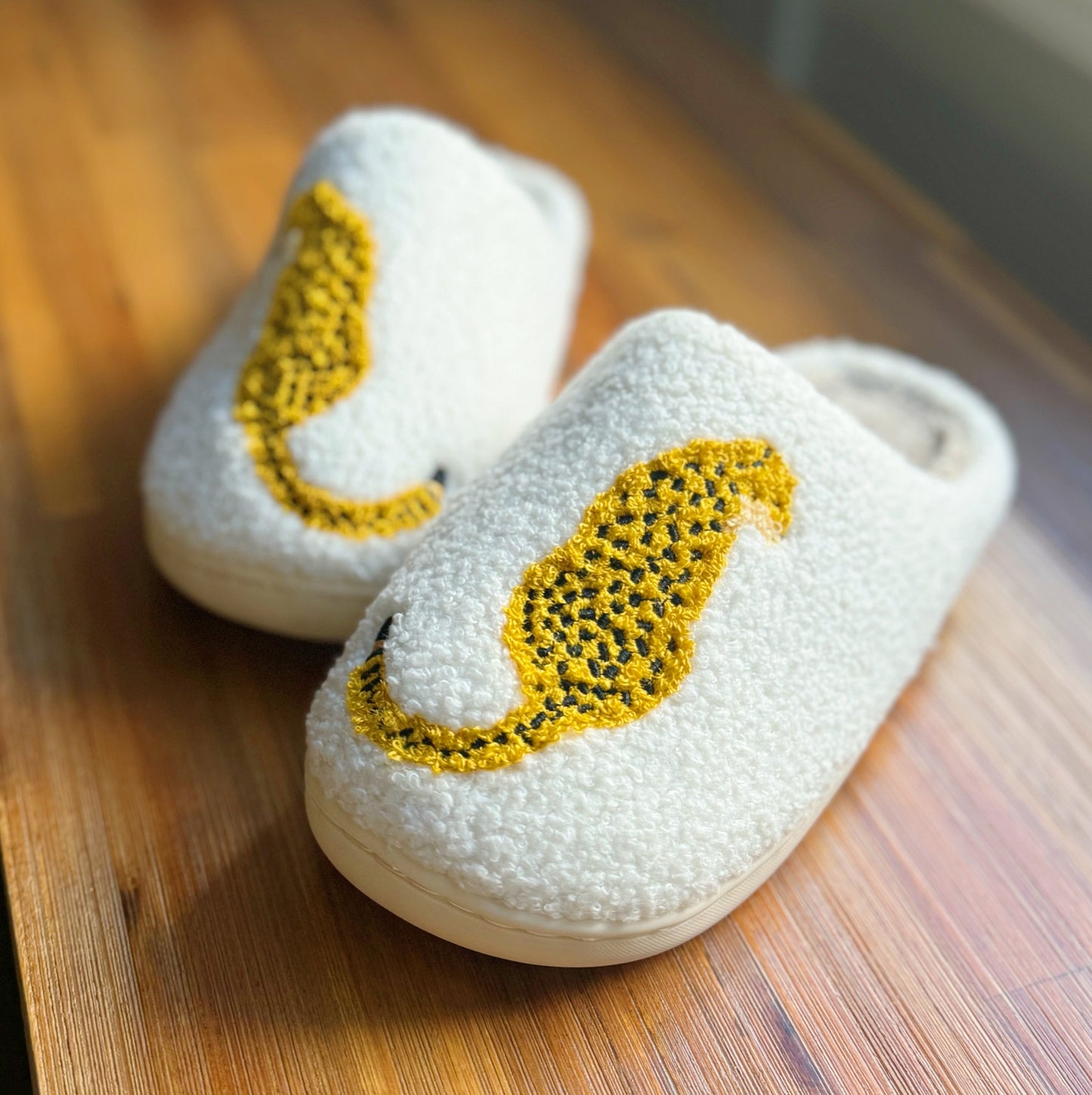 Sitting Cheetah Slippers