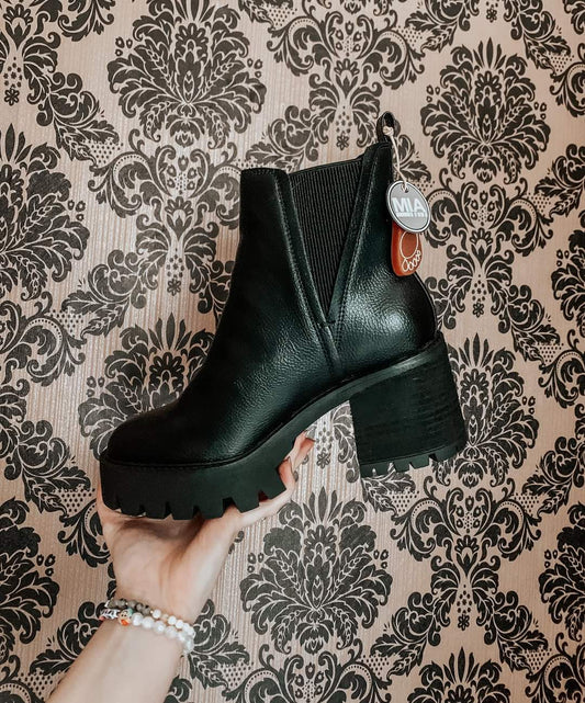 The "stacy" boot in black