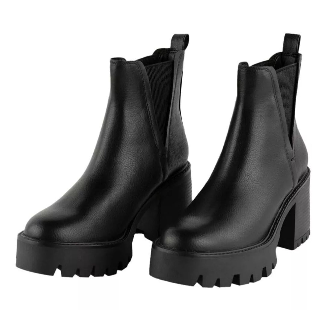 The "stacy" boot in black